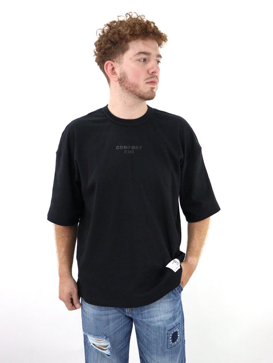 Playera oversize de color negro con estampado