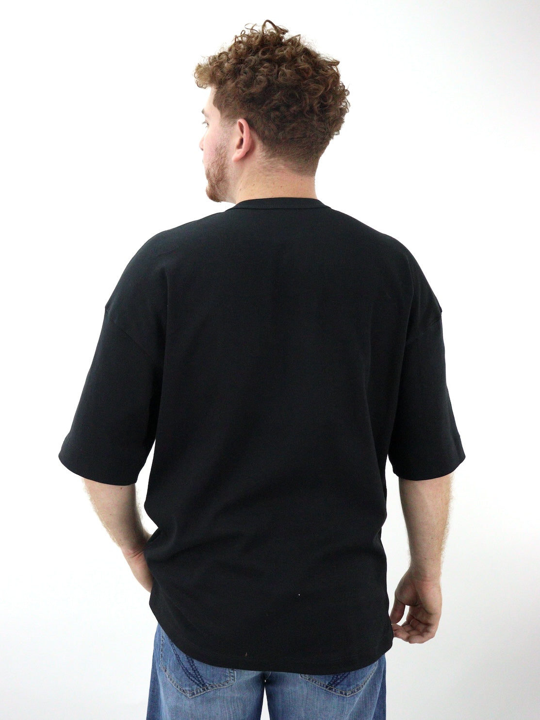 Playera oversize de color negro con estampado