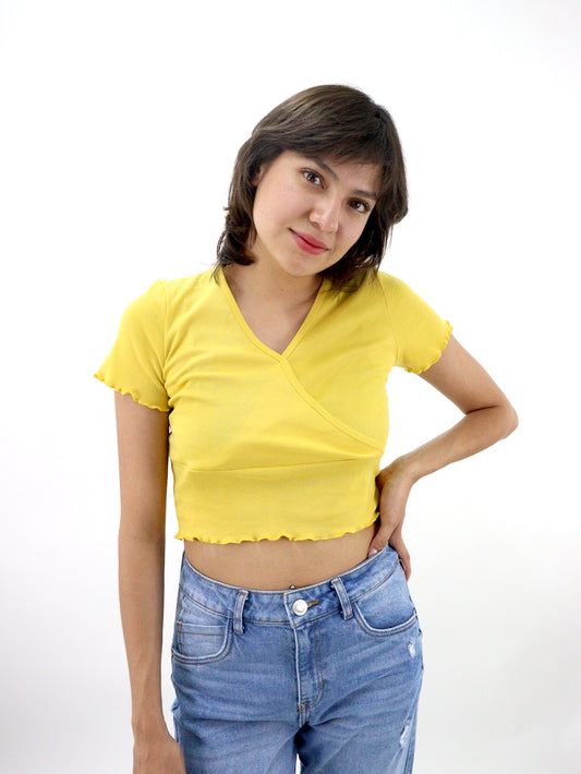 Playera de cuello cruzado color amarillo mostaza