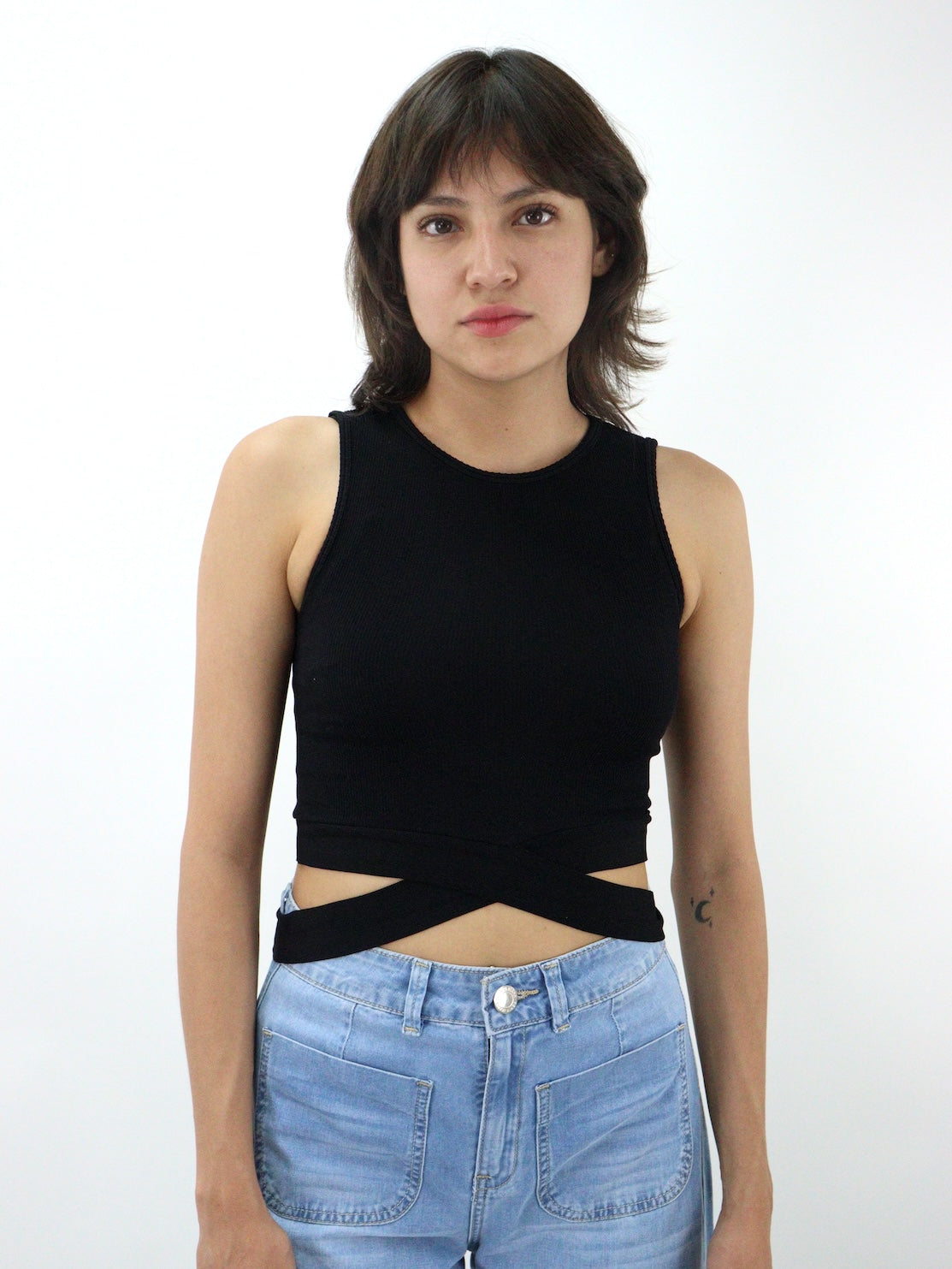 Blusa tank con cintas cruzadas de color negro