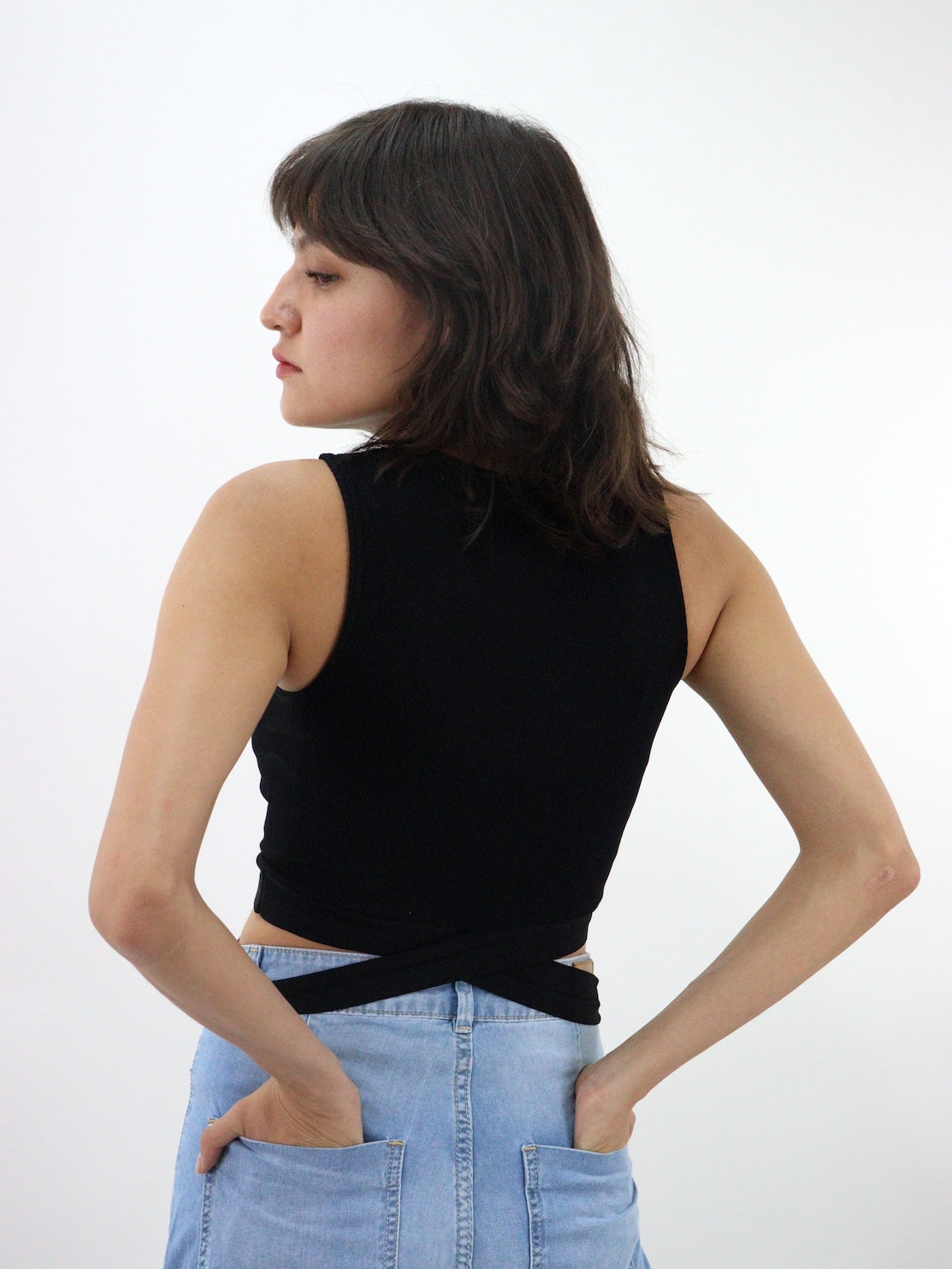 Blusa tank con cintas cruzadas de color negro