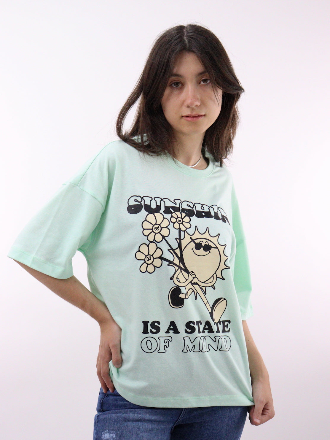Playera oversize de color verde con estampado sunshine