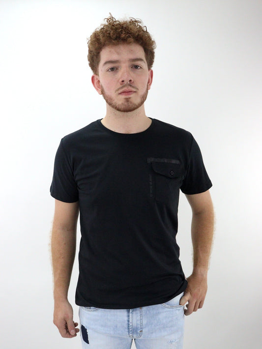 Playera manga corta de color negro