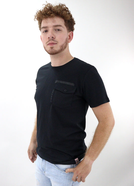 Playera manga corta de color negro