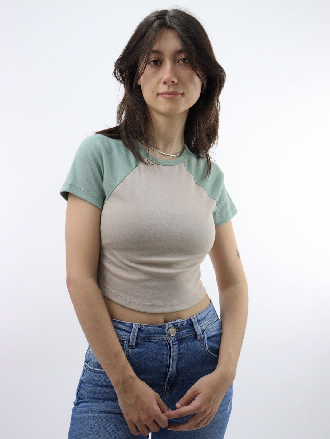 Playera raglán manga corta de color arena con verde