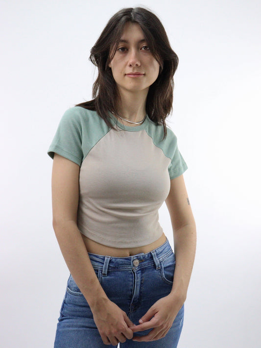 Playera raglán manga corta de color arena con verde