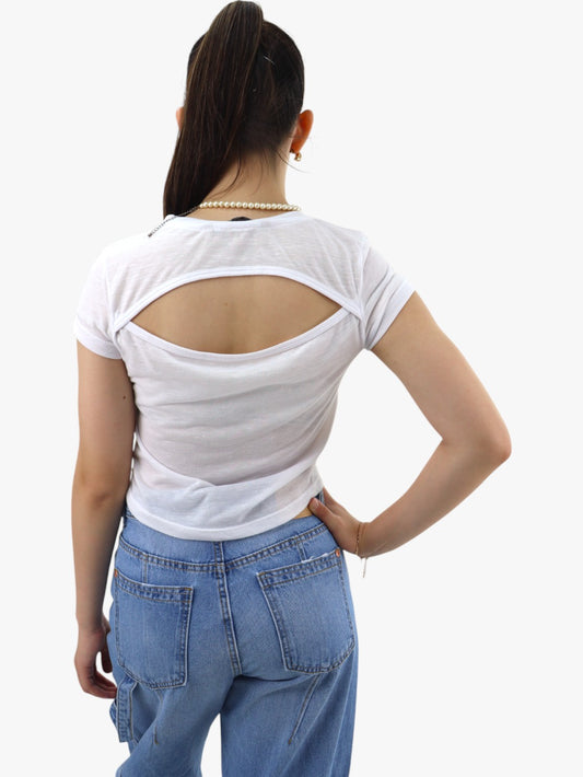 Playera blanca con espalda descubierta