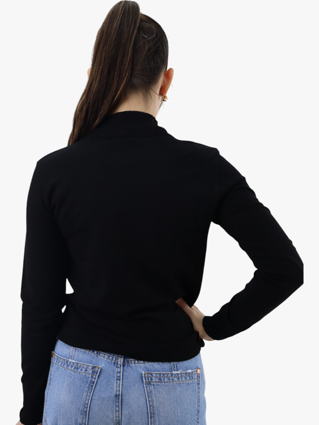 Suéter ligero tejido negro cuello alto