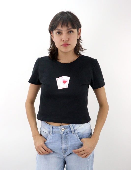 Playera manga corta de color negro con estampado