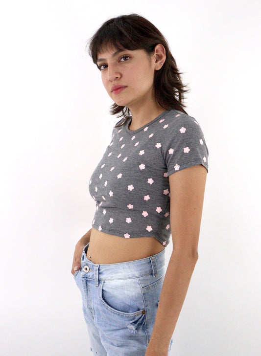 Playera manga corta de color gris con print floral