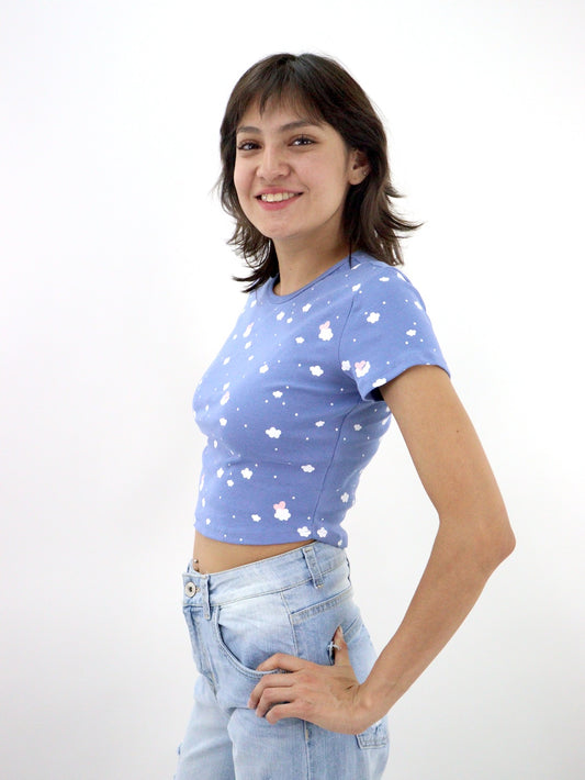 Playera manga corta con print de nubes
