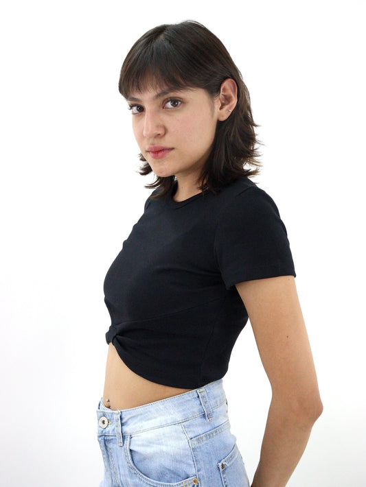 Playera manga corta color negro con diseño de moño