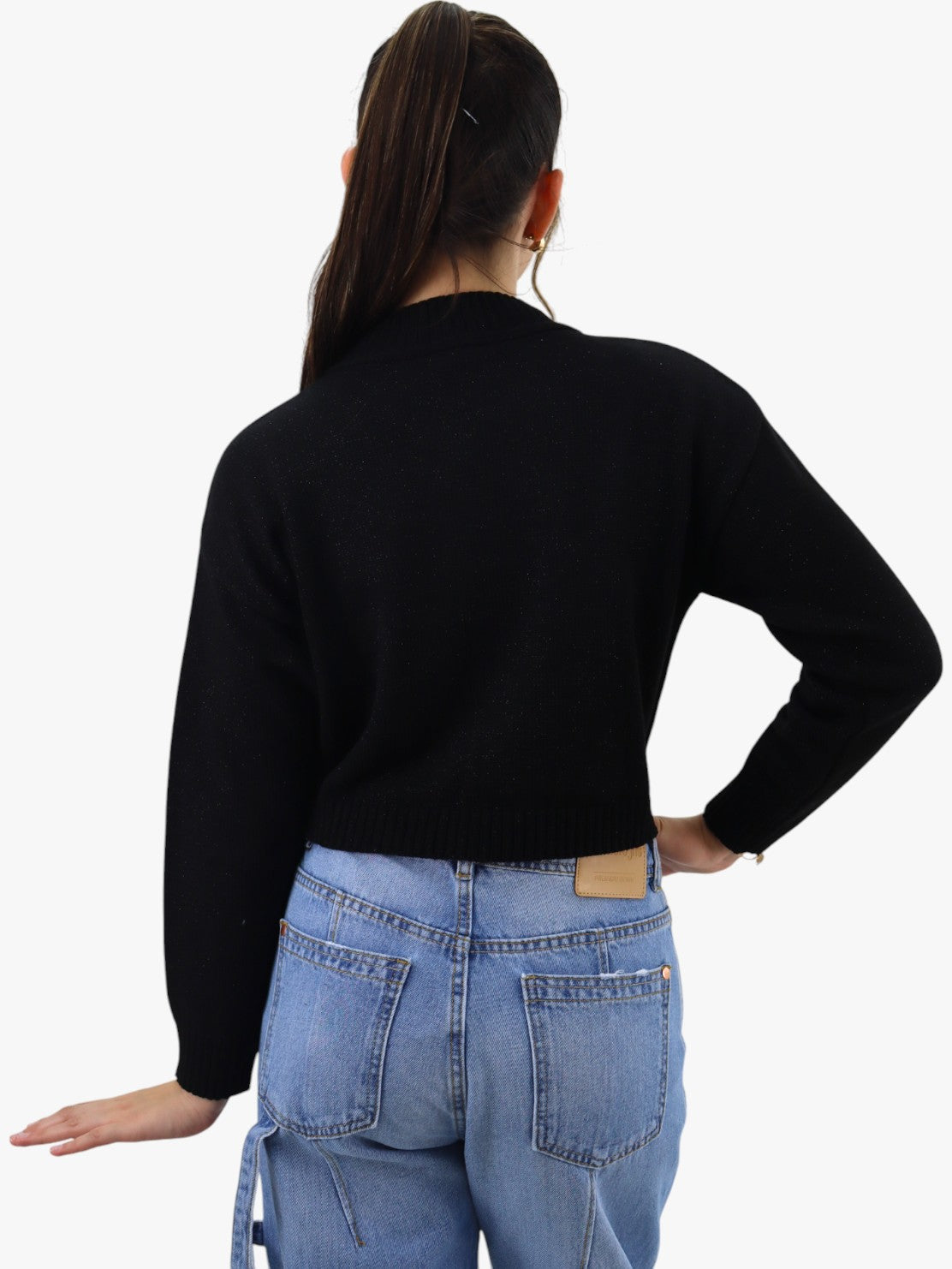 Suéter corto tejido negro cuello alto