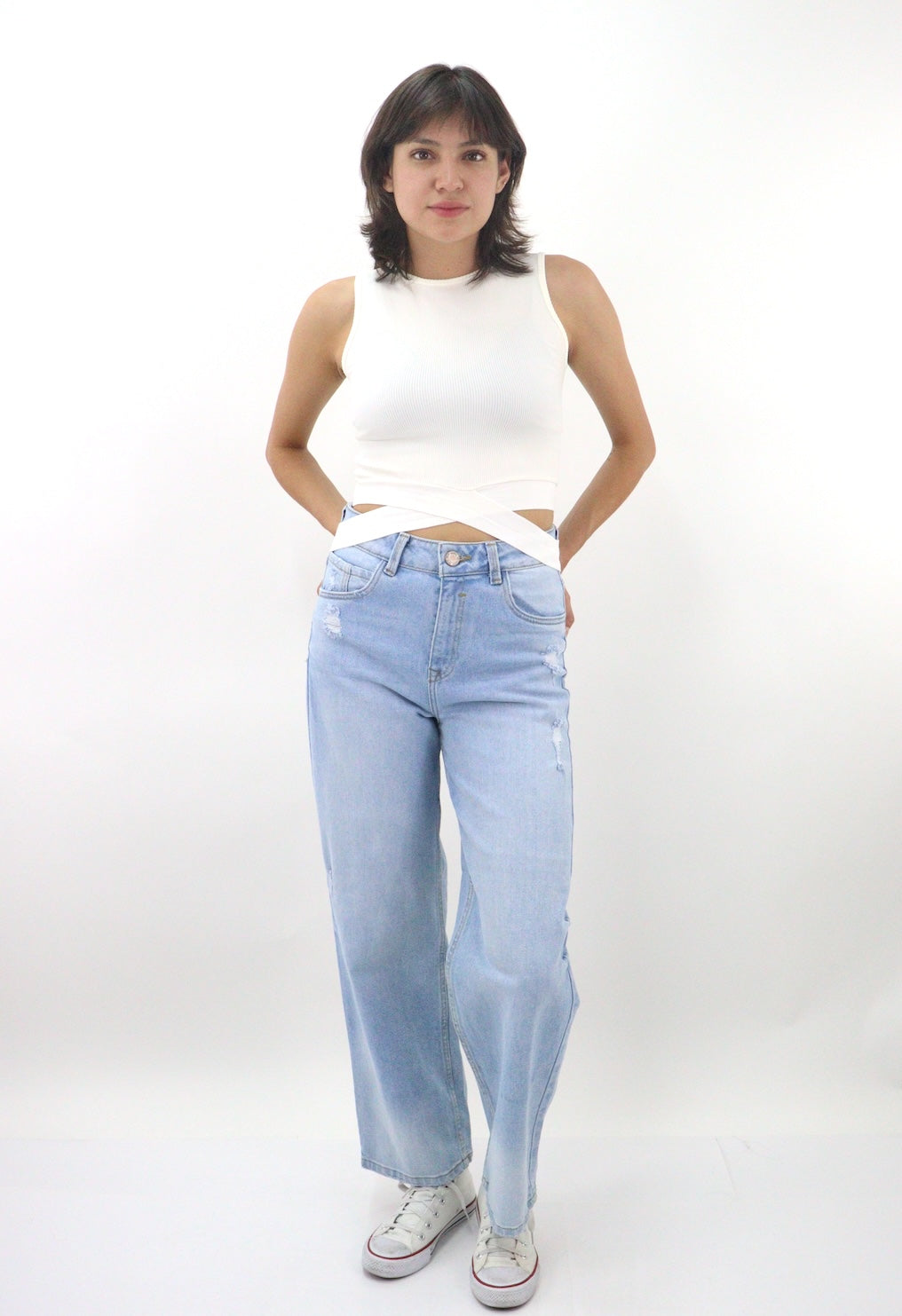 Blusa tank con cintas cruzadas de color hueso