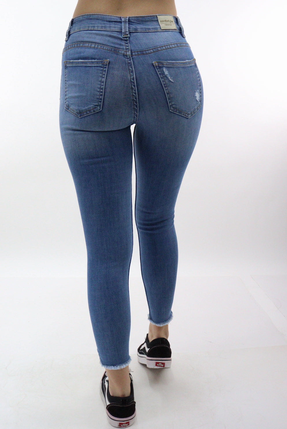 Jeans tobillero azul medio con destrucción