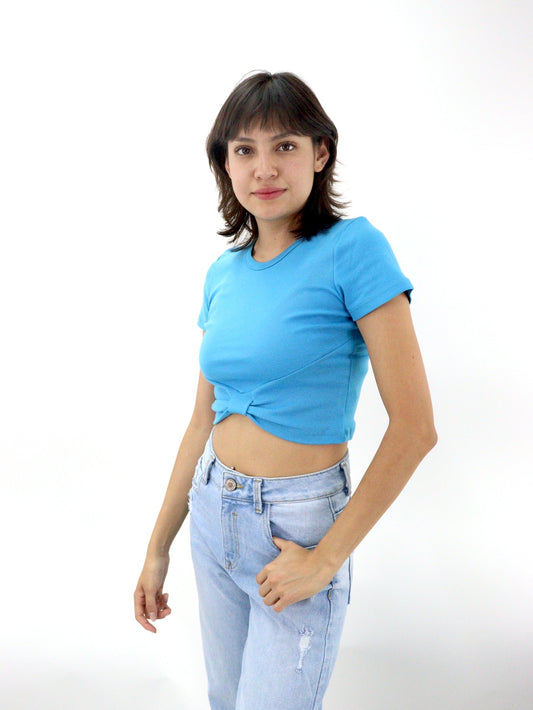 Playera manga corta color azul con diseño de moño