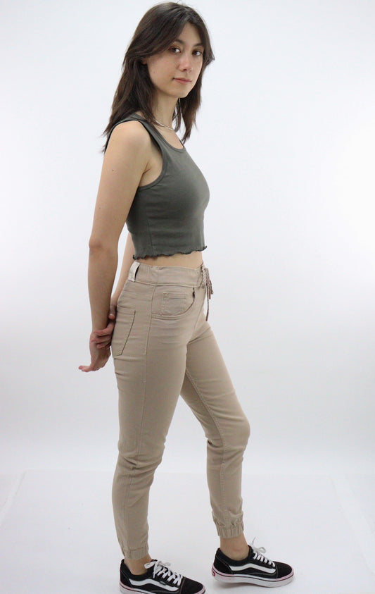 Jogger con resorte elástico de color camel