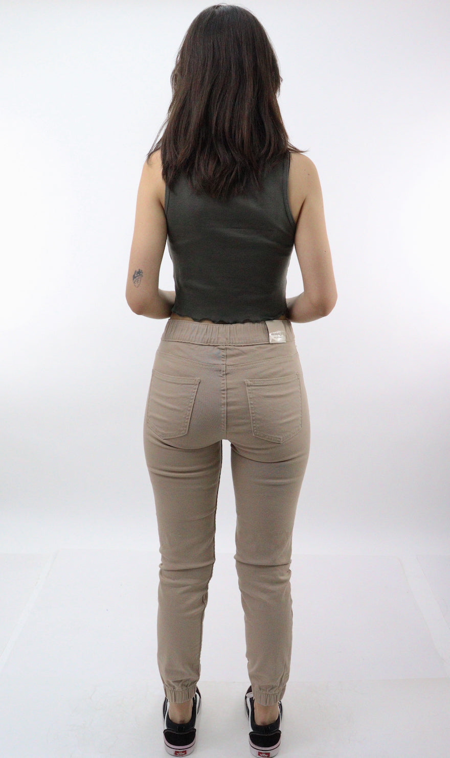 Jogger con resorte elástico de color camel
