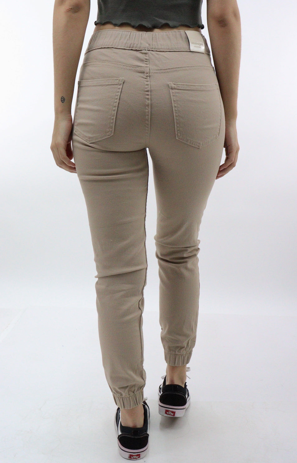 Jogger con resorte elástico de color camel