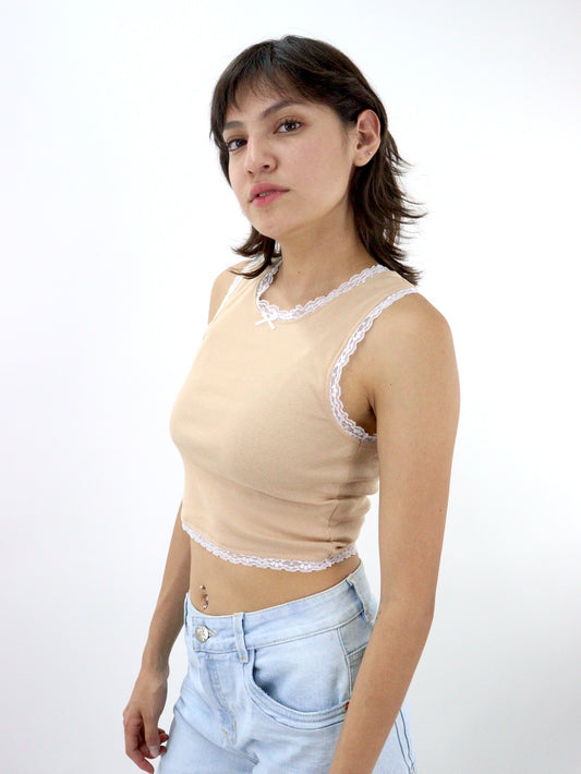 Playera tank de color ocre con diseño de encaje