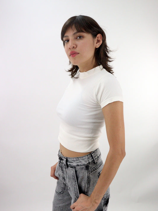 Playera crop manga corta de licra color hueso