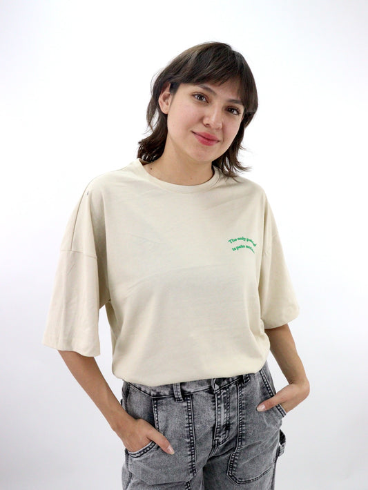 Playera oversize de color beige con estampado