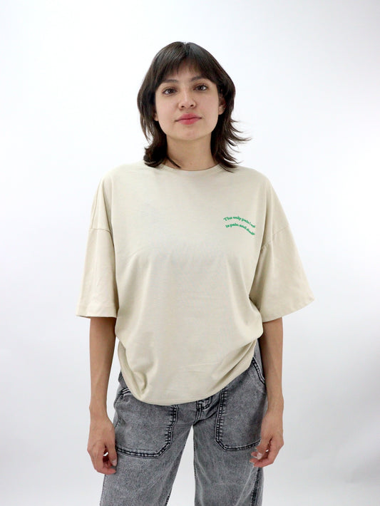 Playera oversize de color beige con estampado