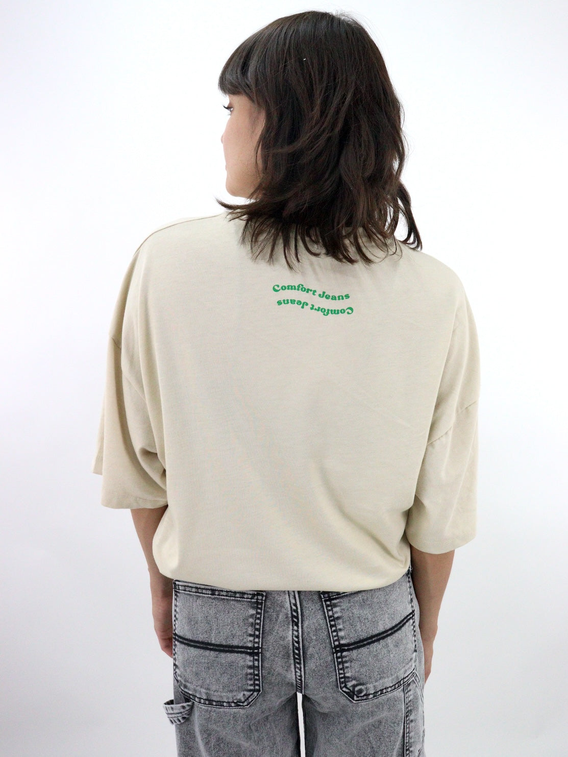 Playera oversize de color beige con estampado