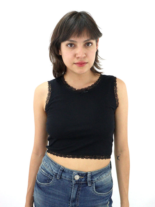 Playera tank de color negro con diseño de encaje