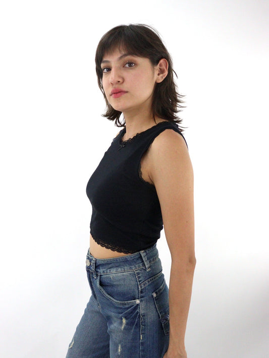 Playera tank de color negro con diseño de encaje