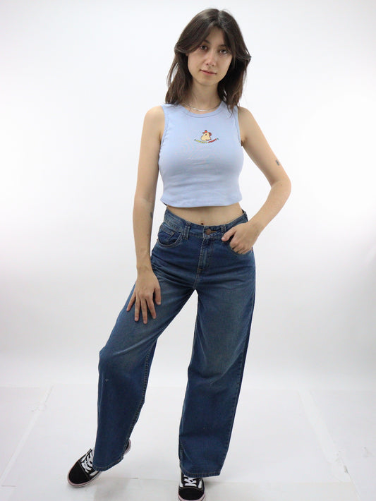 Playera tank de color azul con estampado