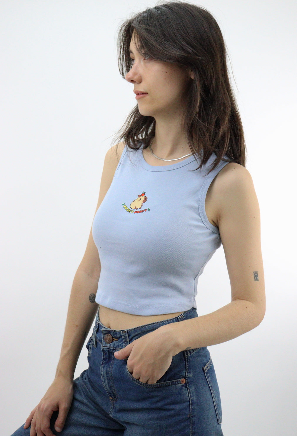 Playera tank de color azul con estampado
