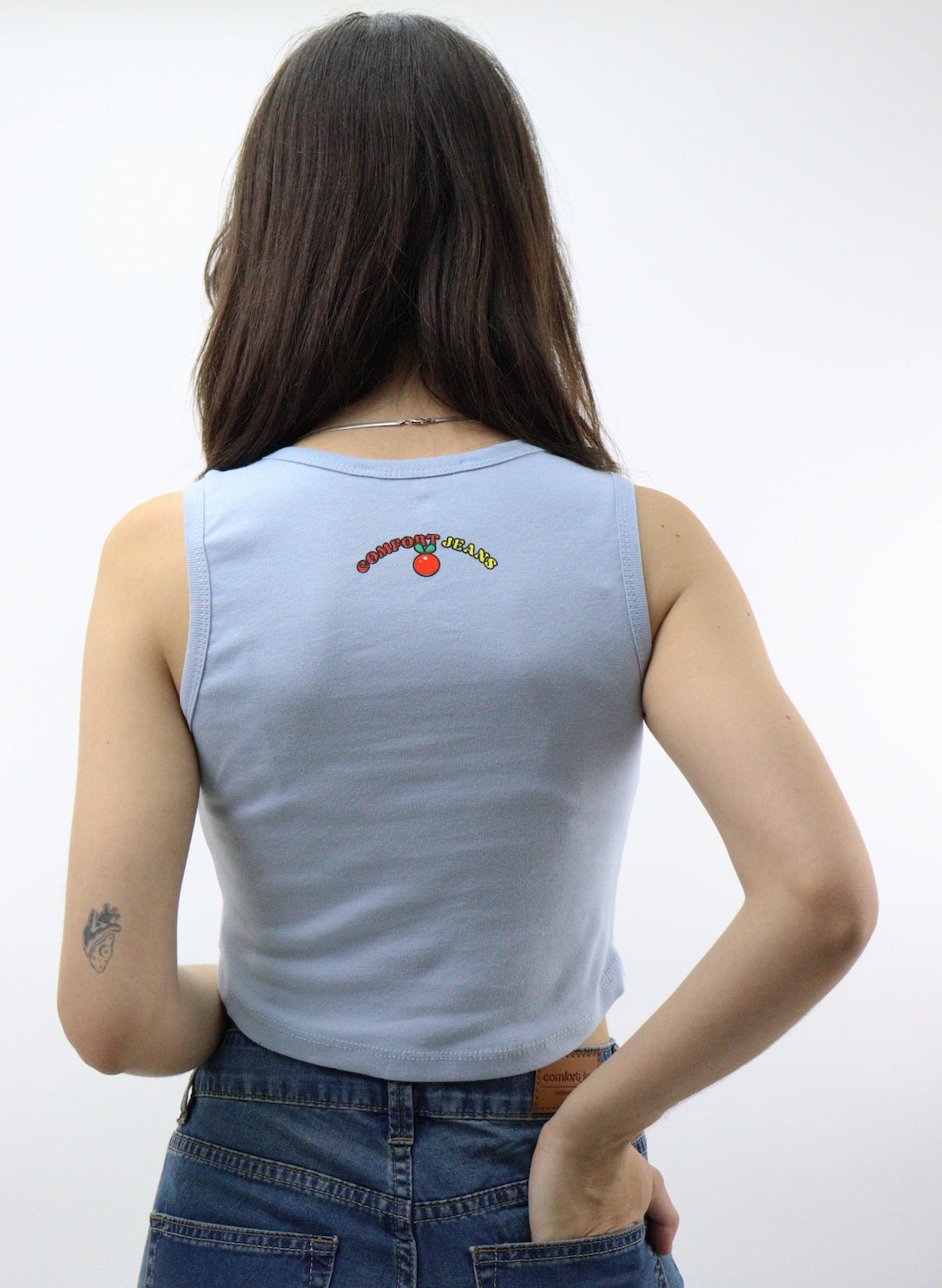 Playera tank de color azul con estampado