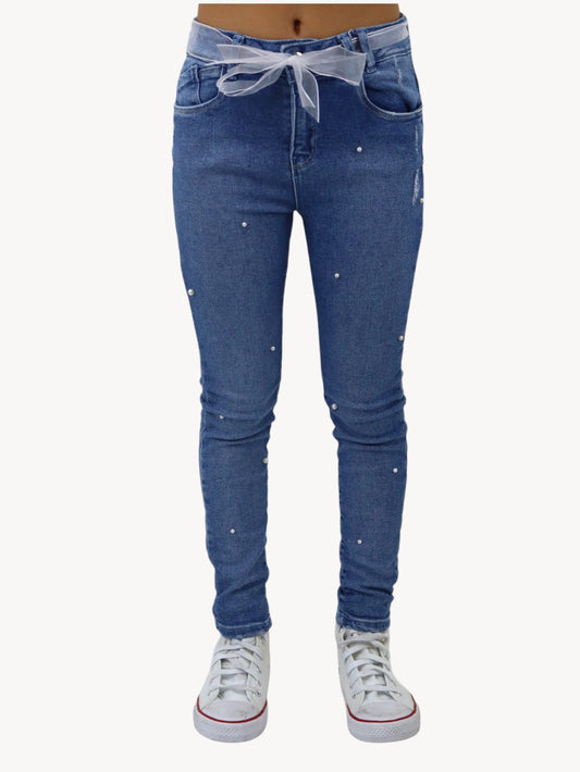 Jeans skinny con cinturón y detalle de perlas