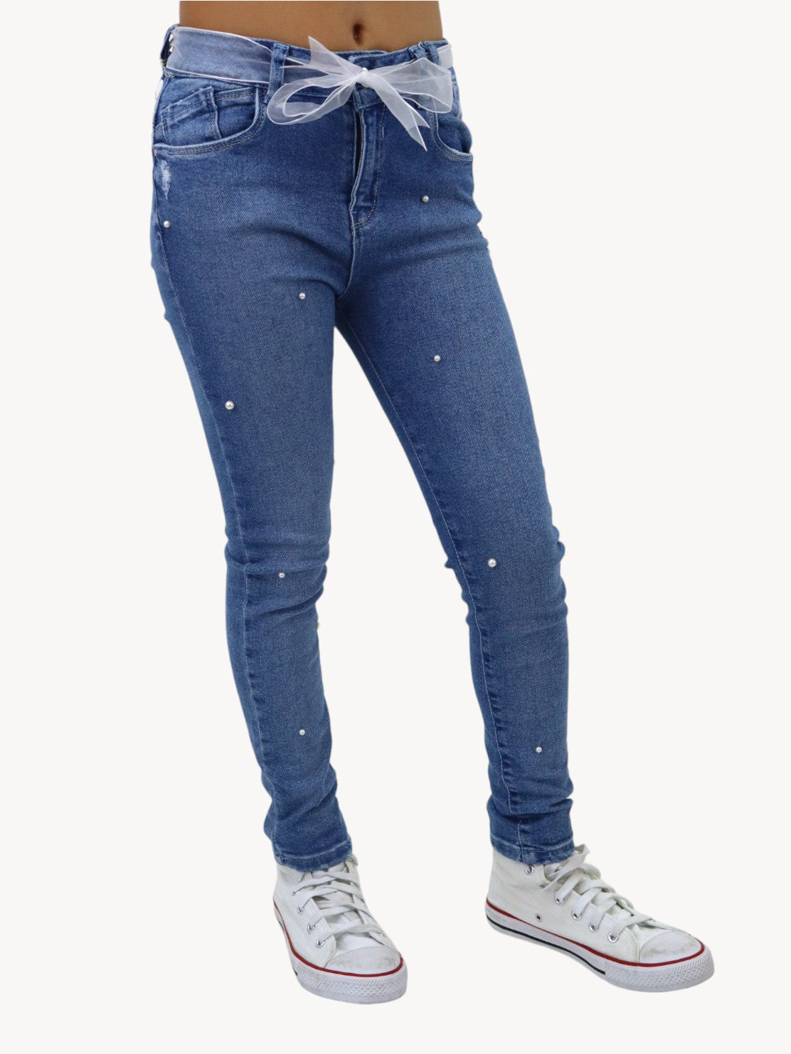 Jeans skinny con cinturón y detalle de perlas