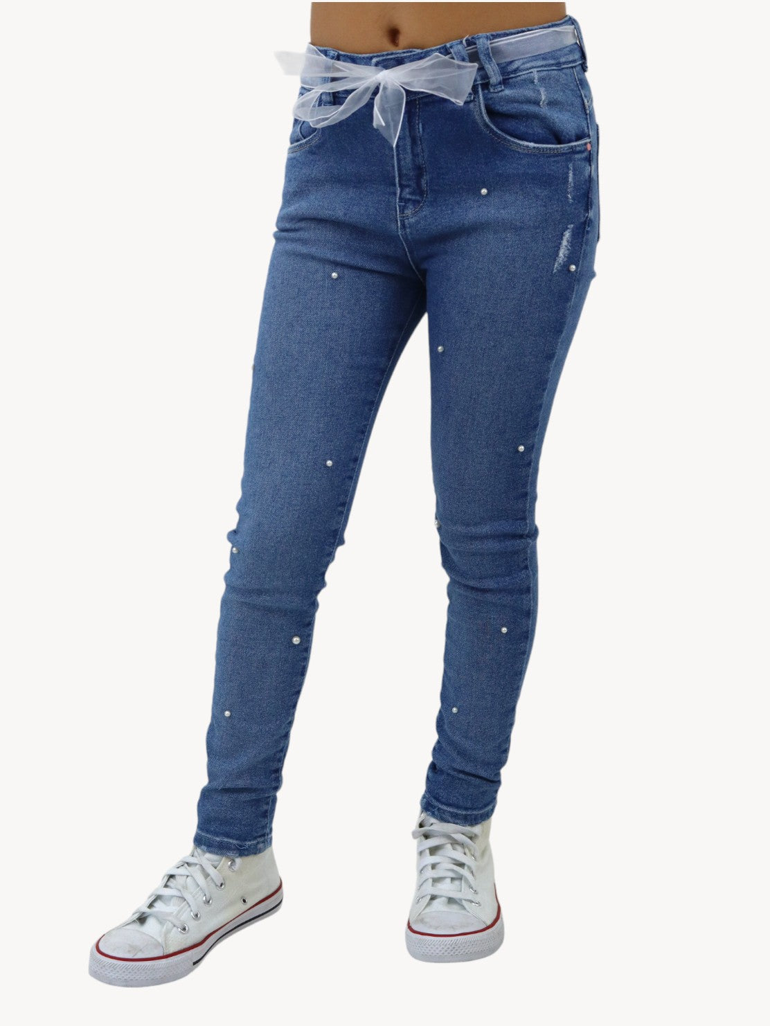 Jeans skinny con cinturón y detalle de perlas