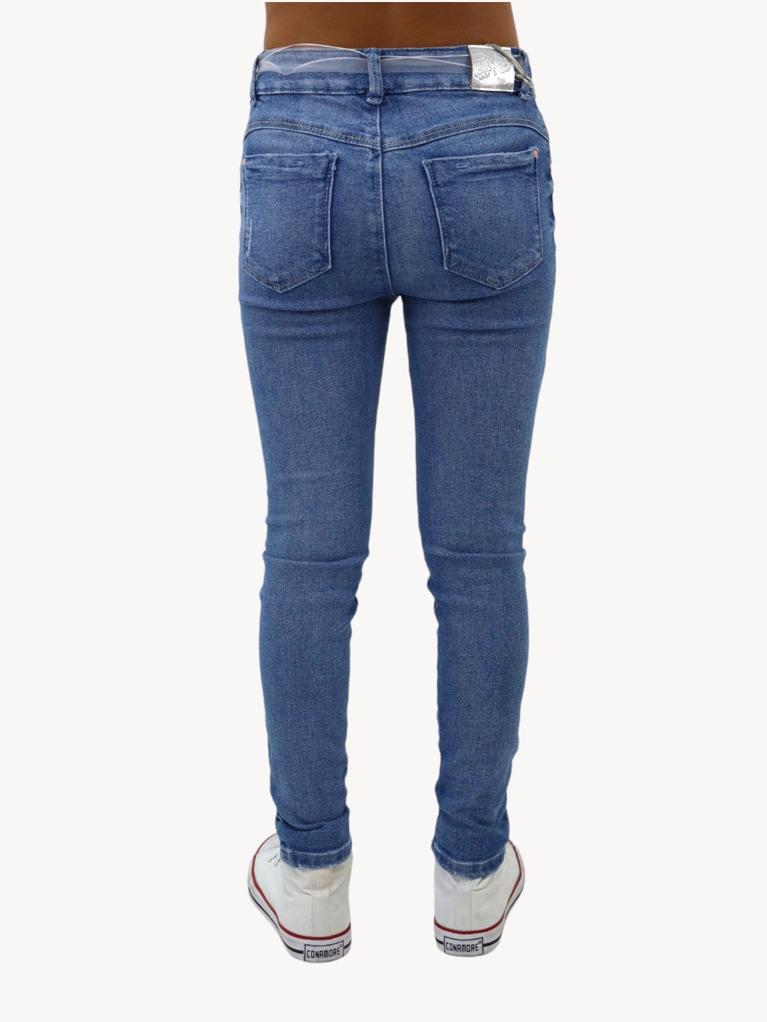 Jeans skinny con cinturón y detalle de perlas