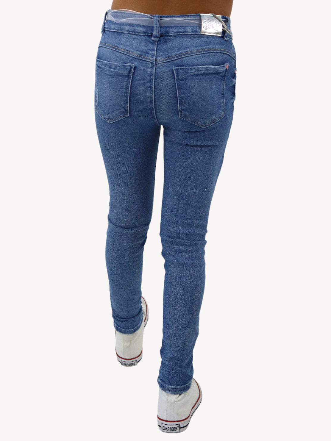 Jeans skinny con cinturón y detalle de perlas