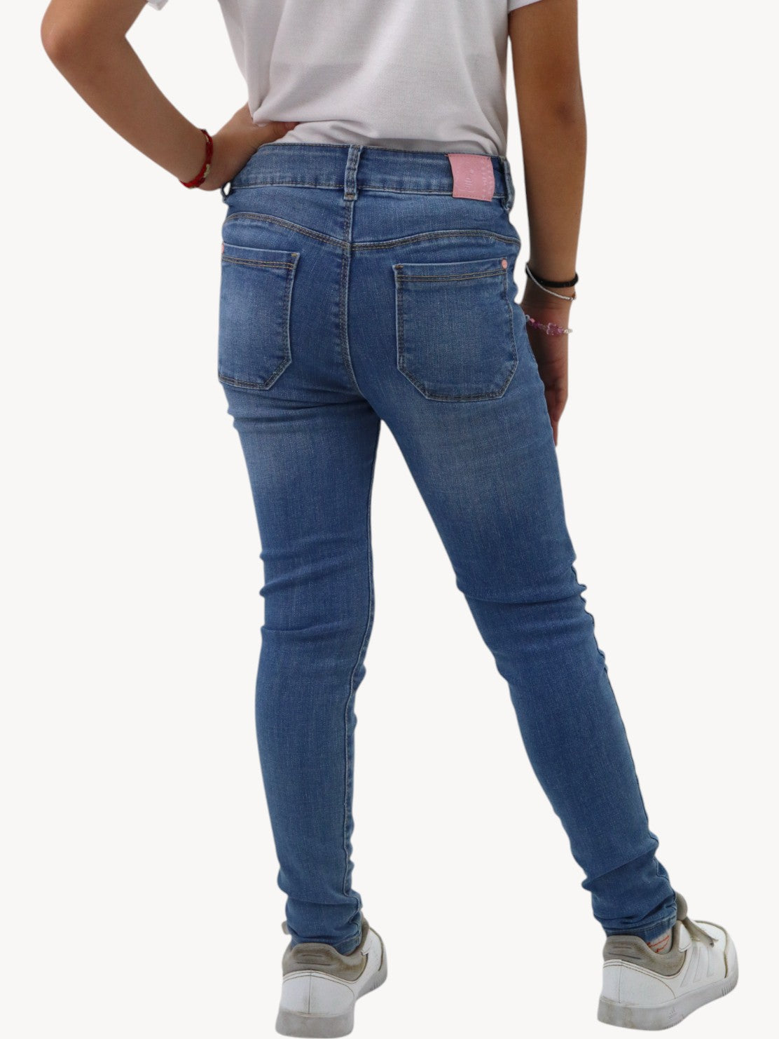 Jeans skinny con bolsillos frontales y cinta decorativa