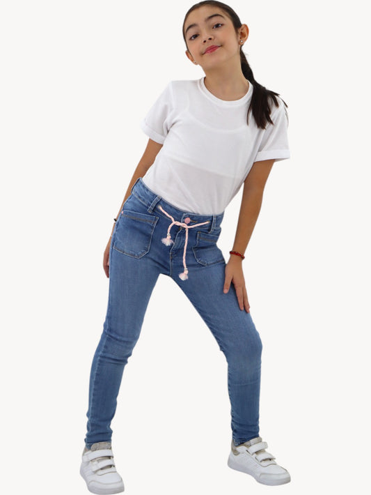 Jeans skinny con bolsillos frontales y cinta decorativa