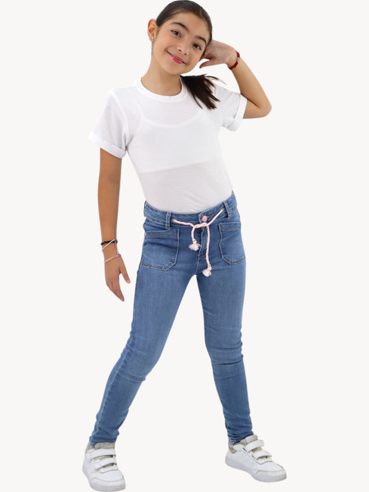 Jeans skinny con bolsillos frontales y cinta decorativa