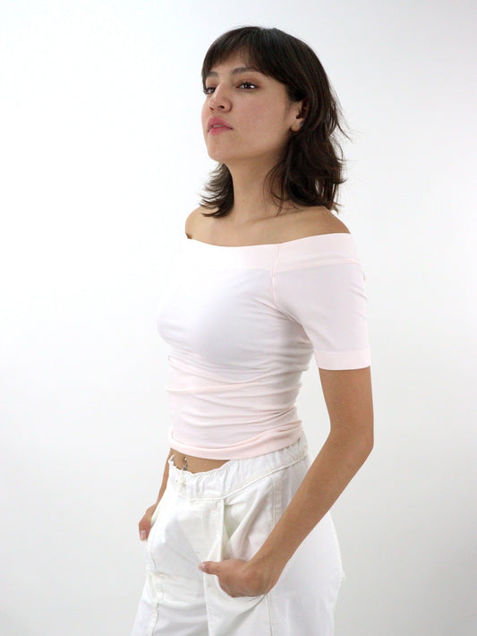 Playera hombro caído de color rosa claro