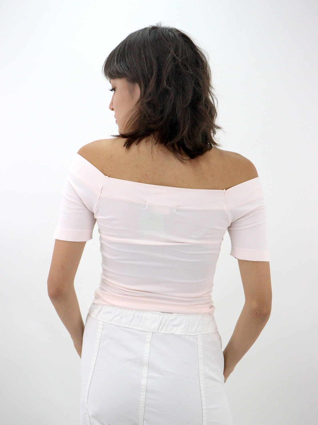 Playera hombro caído de color rosa claro