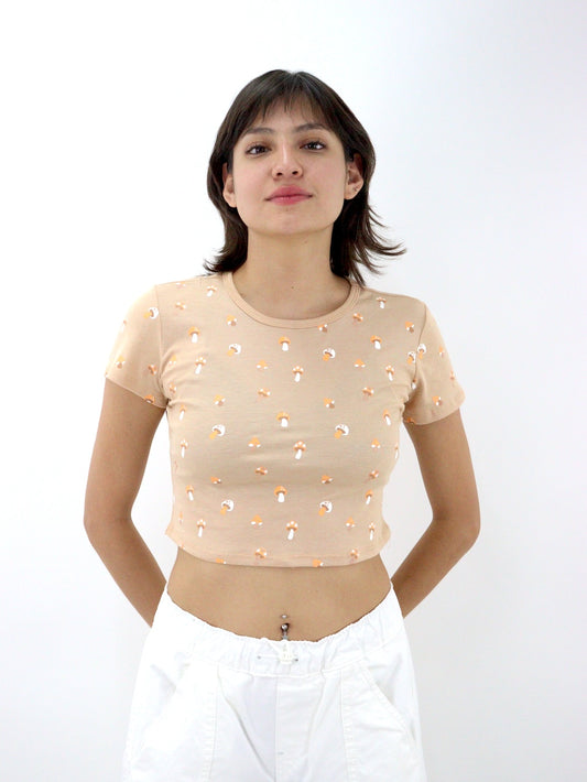 Playera manga corta con print de hongos