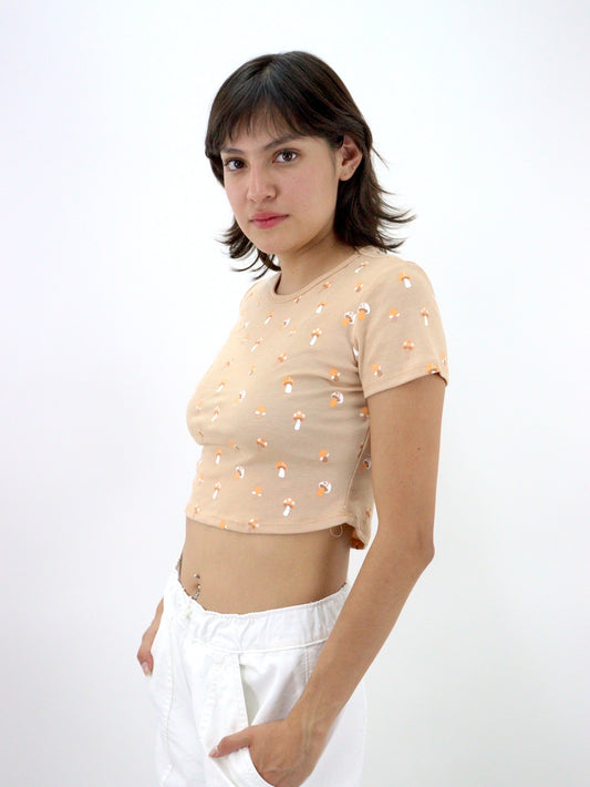 Playera manga corta con print de hongos