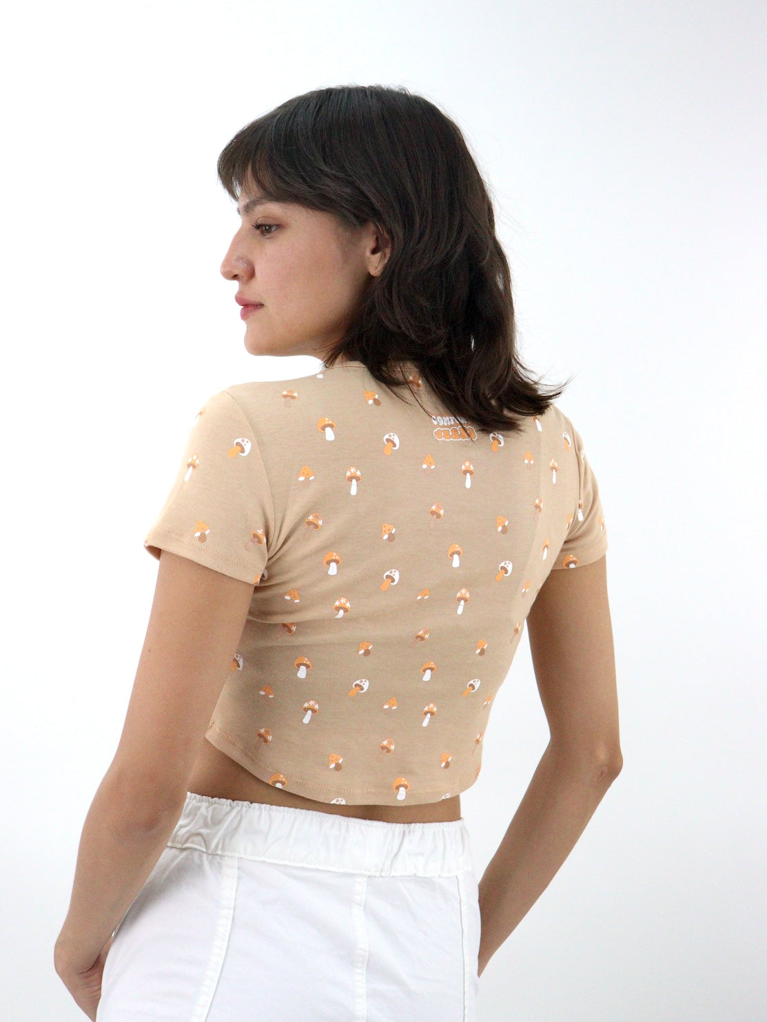 Playera manga corta con print de hongos