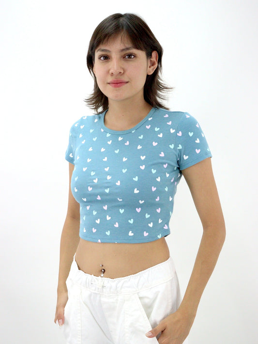 Playera manga corta con print de corazones