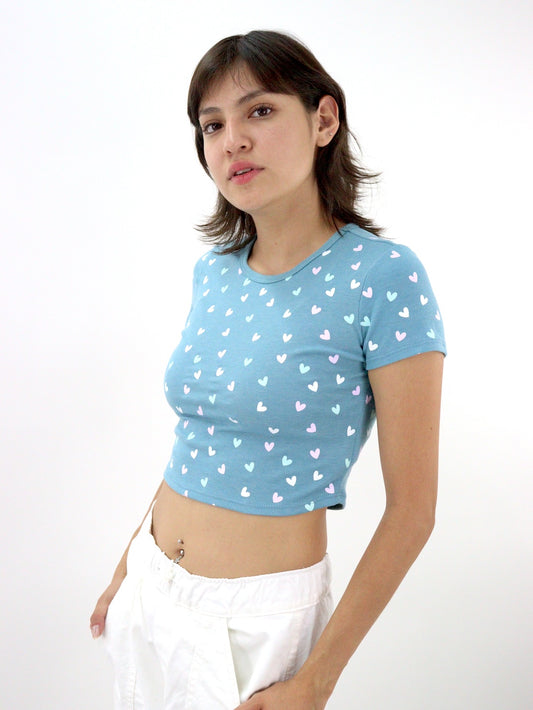 Playera manga corta con print de corazones