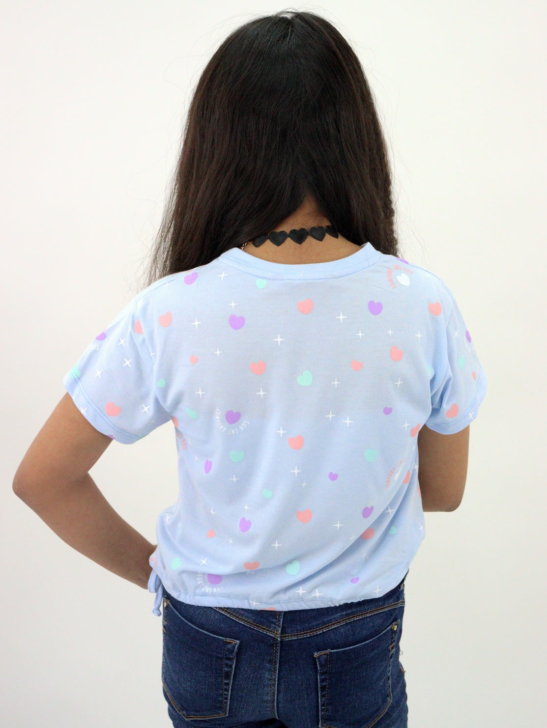 Playera manga corta de color azul con estampado