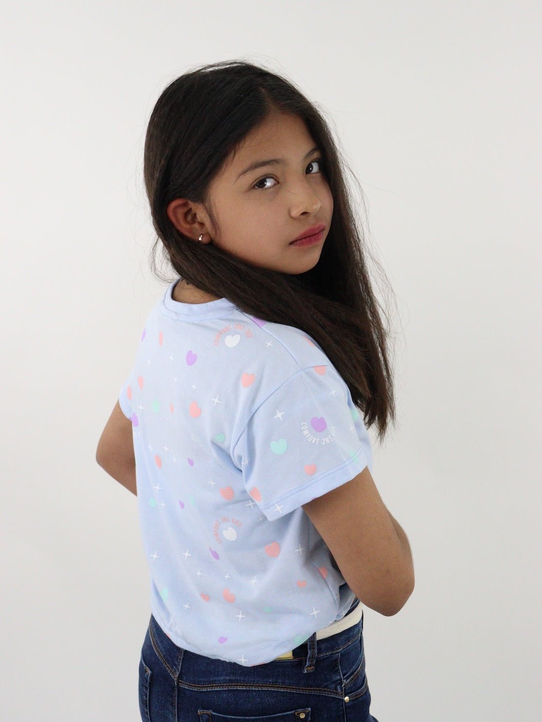 Playera manga corta de color azul con estampado